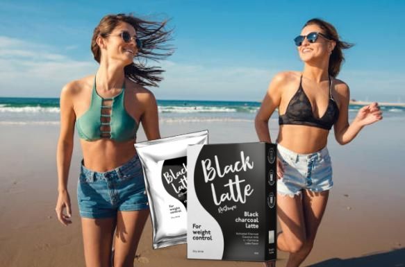 Black Latte, due ragazze felici sulla spiaggia