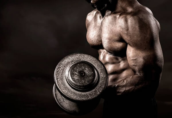 uomo con muscoli