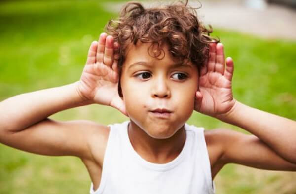 bambino con problemi uditivi